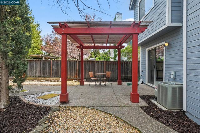 933 Country Run Dr, Martinez, CA 94553