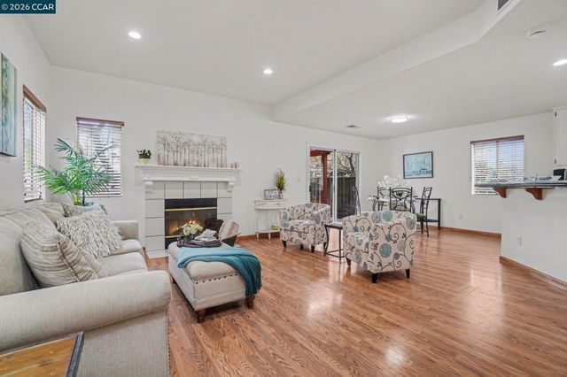 933 Country Run Dr, Martinez, CA 94553