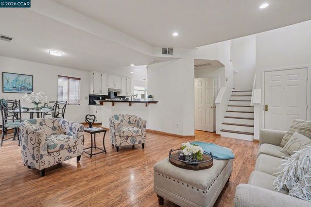 933 Country Run Dr, Martinez, CA 94553