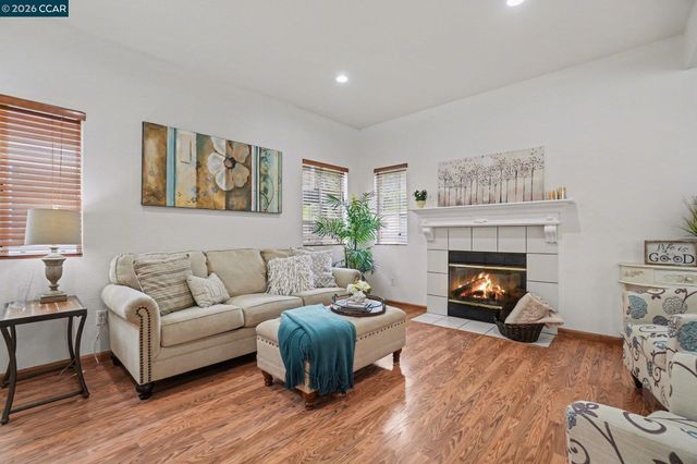 933 Country Run Dr, Martinez, CA 94553