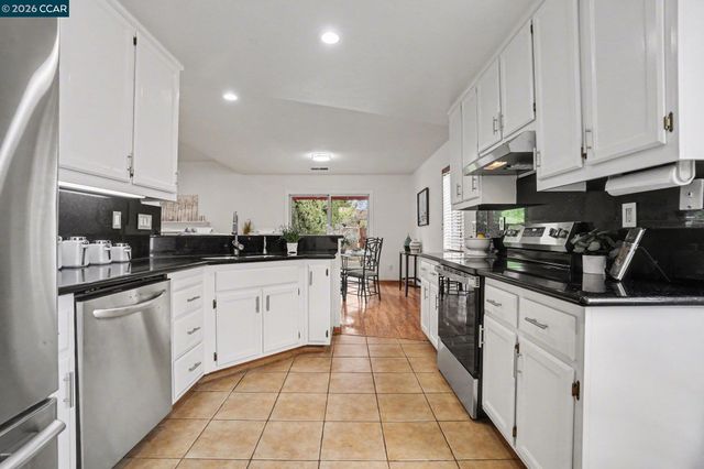 933 Country Run Dr, Martinez, CA 94553