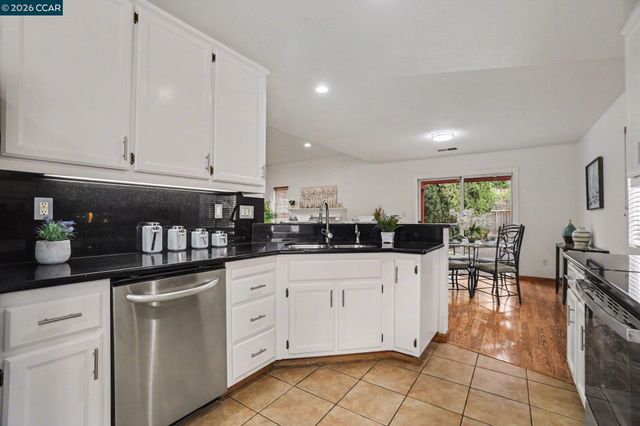 933 Country Run Dr, Martinez, CA 94553