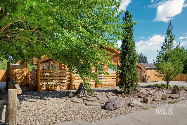 2210 Glen View Dr, Nampa, ID 83686