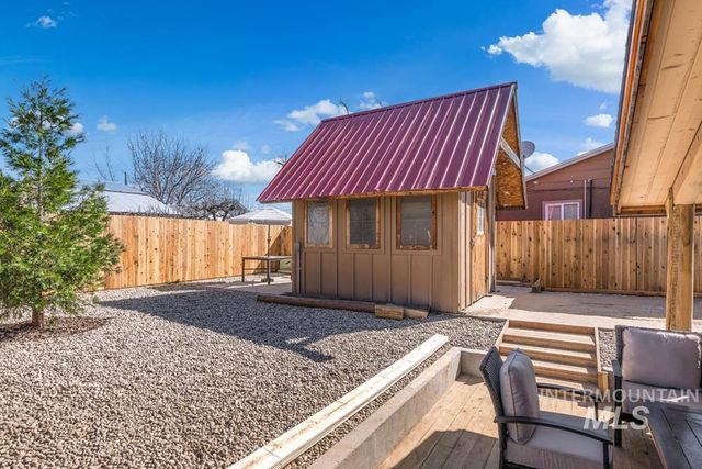 2210 Glen View Dr, Nampa, ID 83686