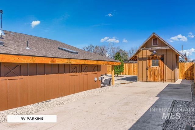 2210 Glen View Dr, Nampa, ID 83686