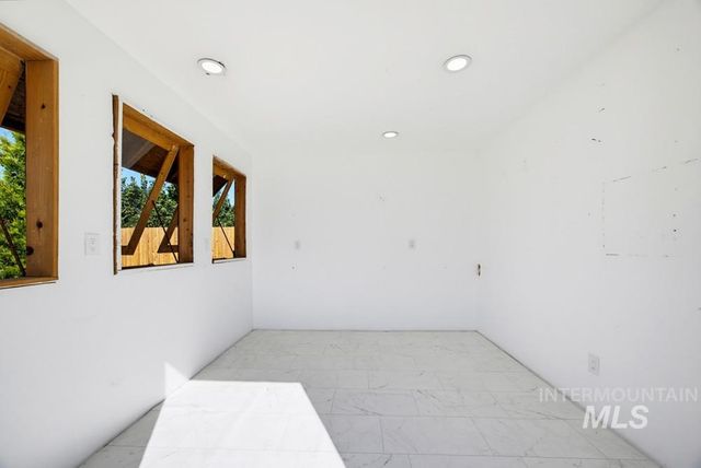 2210 Glen View Dr, Nampa, ID 83686