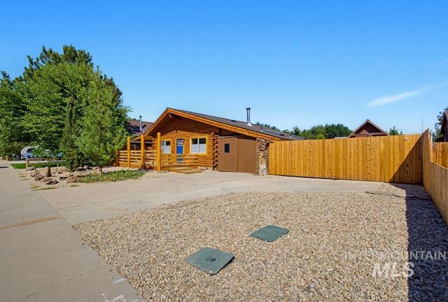 2210 Glen View Dr, Nampa, ID 83686