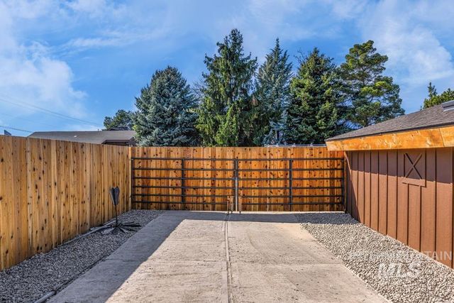 2210 Glen View Dr, Nampa, ID 83686