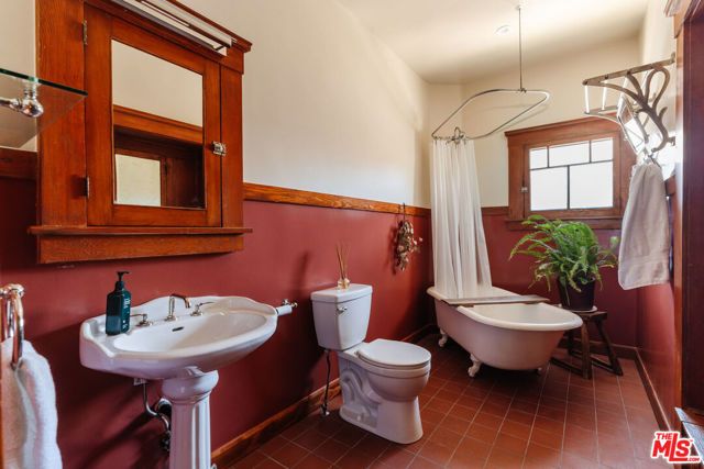2915 S Budlong Avenue, Los Angeles, CA 90007