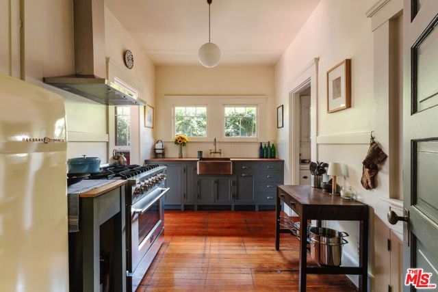 2915 S Budlong Avenue, Los Angeles, CA 90007