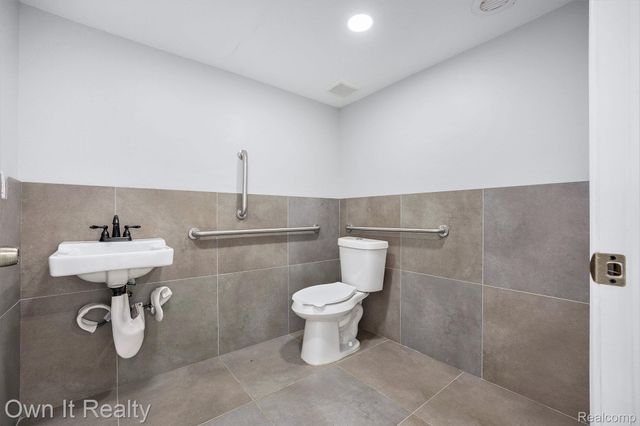 8866 Greenfield Road, Detroit, MI 48228