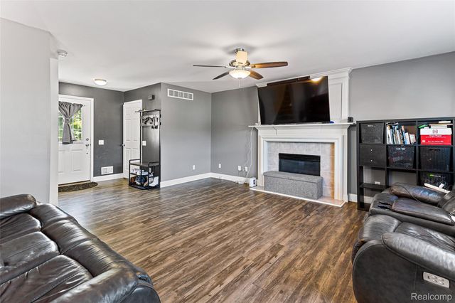 7921 Mallard Way, York Charter Township, MI 48197