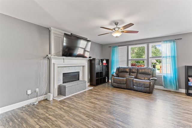 7921 Mallard Way, York Charter Township, MI 48197