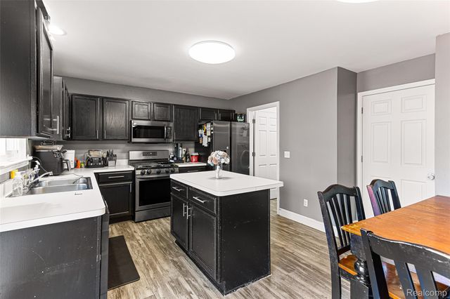 7921 Mallard Way, York Charter Township, MI 48197