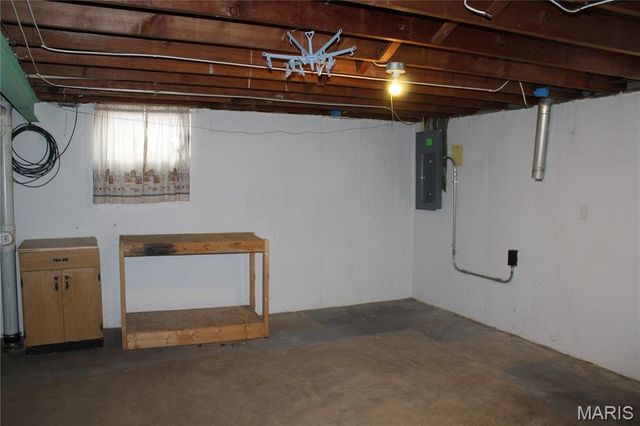 8920 Lackland Road, Overland, MO 63114