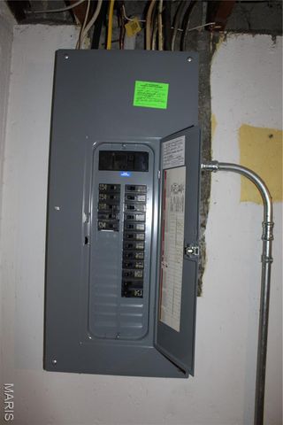 8920 Lackland Road, Overland, MO 63114