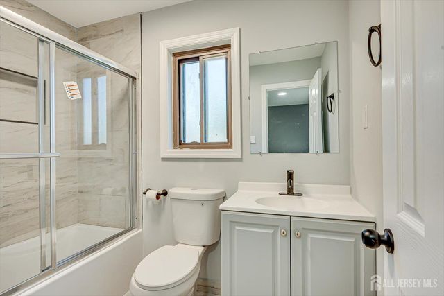 1305 N Oaks Boulevard N, North Brunswick, NJ 08902