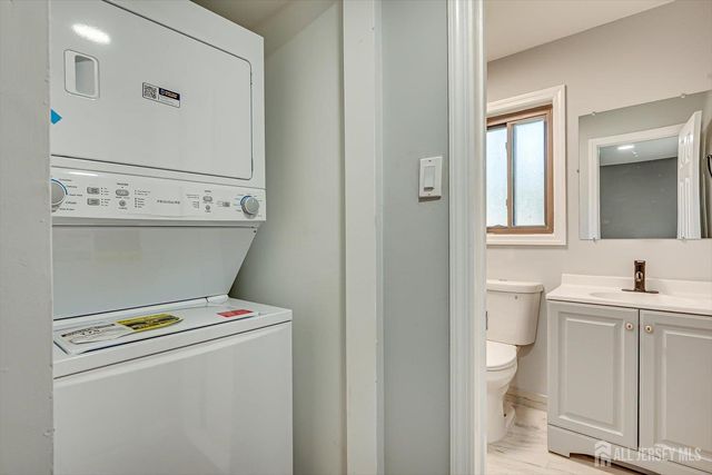 1305 N Oaks Boulevard N, North Brunswick, NJ 08902