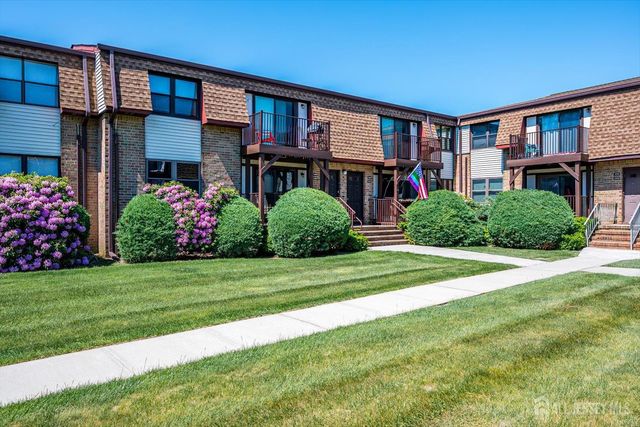 1305 N Oaks Boulevard N, North Brunswick, NJ 08902