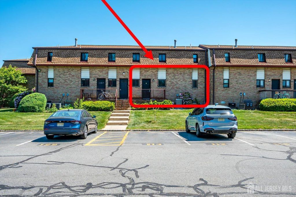 1305 N Oaks Boulevard N, North Brunswick, NJ 08902