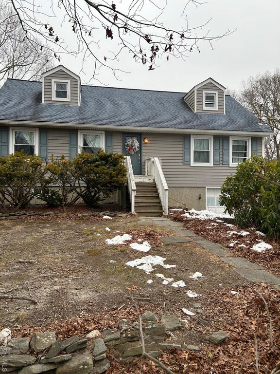 572 Puritan Drive, Shirley, NY 11967