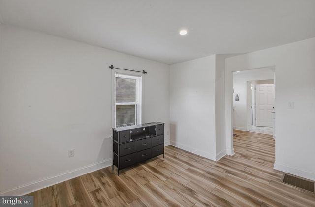 15 S MAPLE AVE, Gibbstown, NJ 08027