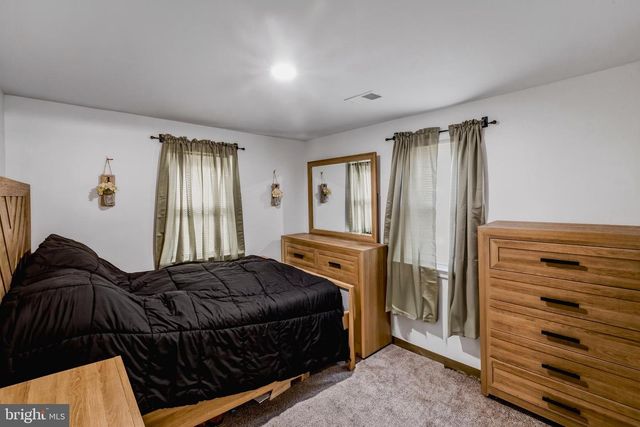 15 S MAPLE AVE, Gibbstown, NJ 08027