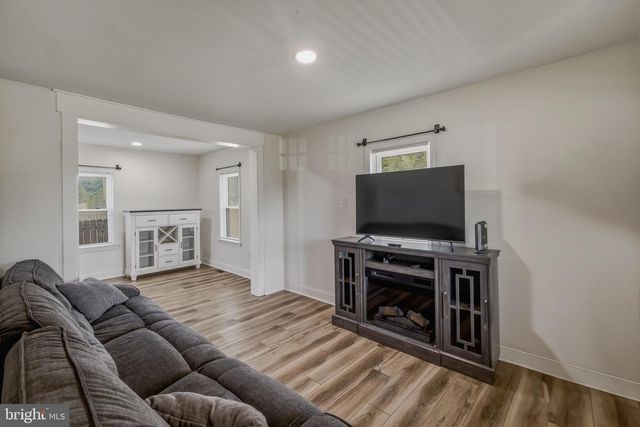 15 S MAPLE AVE, Gibbstown, NJ 08027
