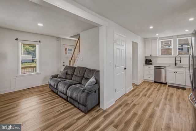 15 S MAPLE AVE, Gibbstown, NJ 08027