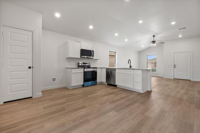 2406 Aberdeen Avenue, Wolfforth, TX 79382