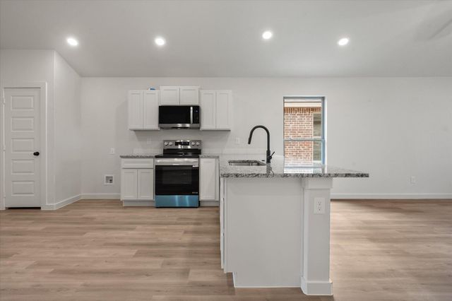 2406 Aberdeen Avenue, Wolfforth, TX 79382