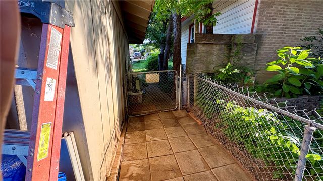 215 E 15th Street, Irving, TX 75060