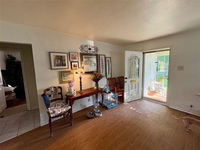 215 E 15th Street, Irving, TX 75060