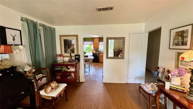 215 E 15th Street, Irving, TX 75060