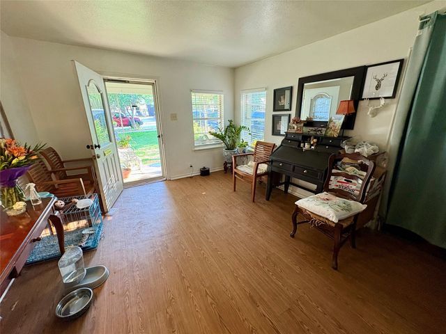 215 E 15th Street, Irving, TX 75060