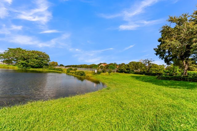 1928 Stratford Way 38D, West Palm Beach, FL 33409