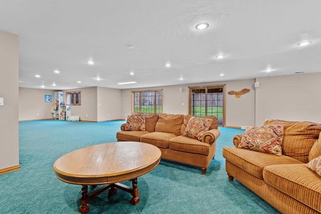 1935 E TELEMARK CIRCLE, Green Bay, WI 54313