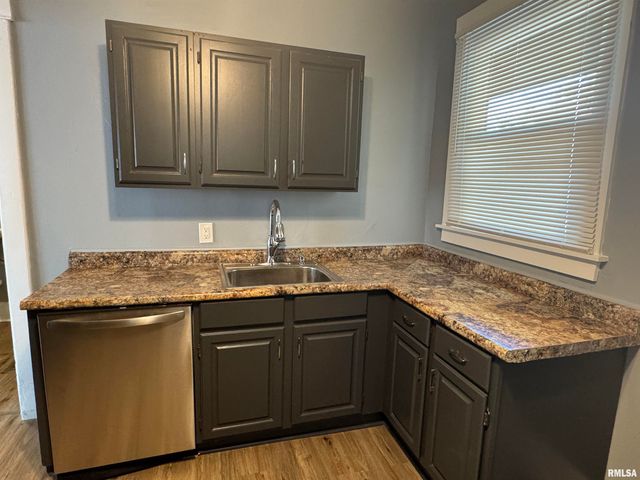 1013 E 6TH Street, Davenport, IA 52803