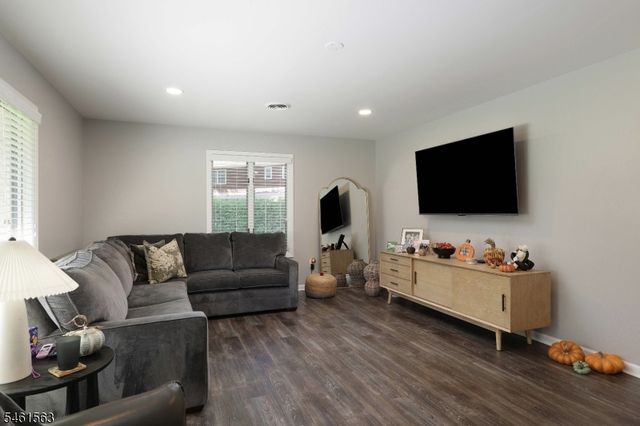 650 Riverside Dr, Cranford Twp., NJ 07016