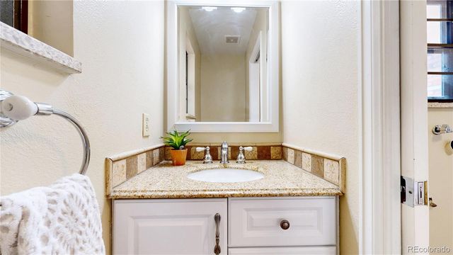 11 Robincrest Lane, Littleton, CO 80123