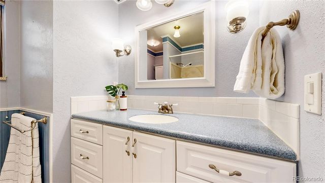 11 Robincrest Lane, Littleton, CO 80123