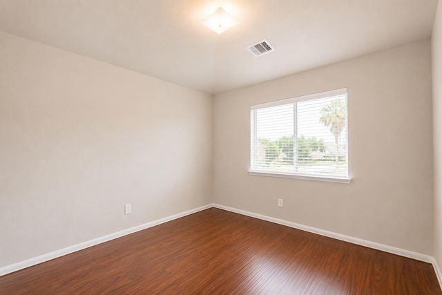 10102 Hidden Falls Drive, Pearland, TX 77584