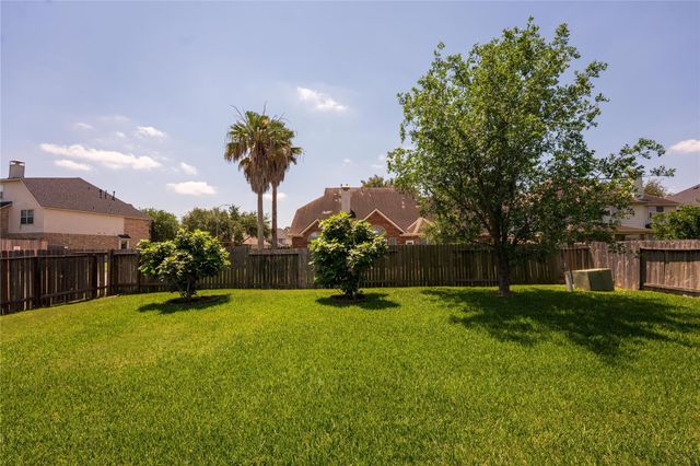 10102 Hidden Falls Drive, Pearland, TX 77584