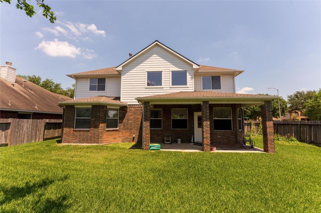 10102 Hidden Falls Drive, Pearland, TX 77584