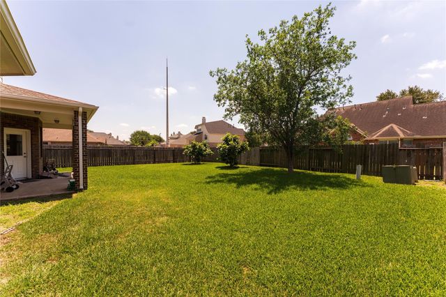 10102 Hidden Falls Drive, Pearland, TX 77584