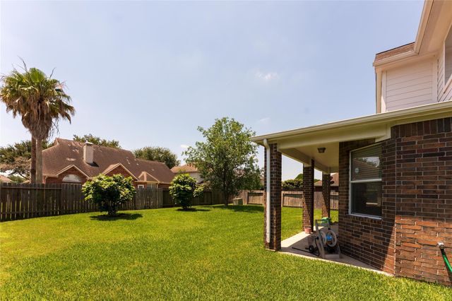 10102 Hidden Falls Drive, Pearland, TX 77584