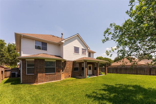 10102 Hidden Falls Drive, Pearland, TX 77584
