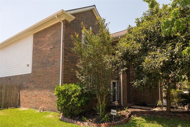 10102 Hidden Falls Drive, Pearland, TX 77584