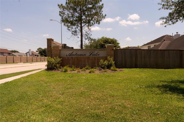 10102 Hidden Falls Drive, Pearland, TX 77584