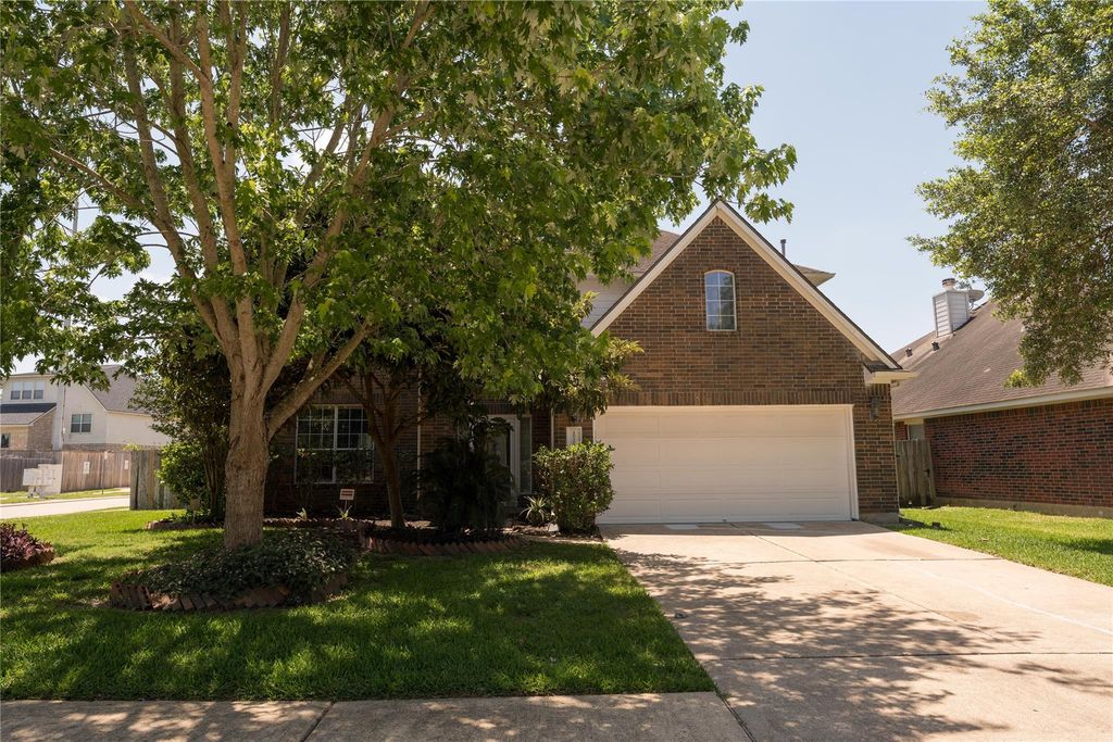 10102 Hidden Falls Drive, Pearland, TX 77584